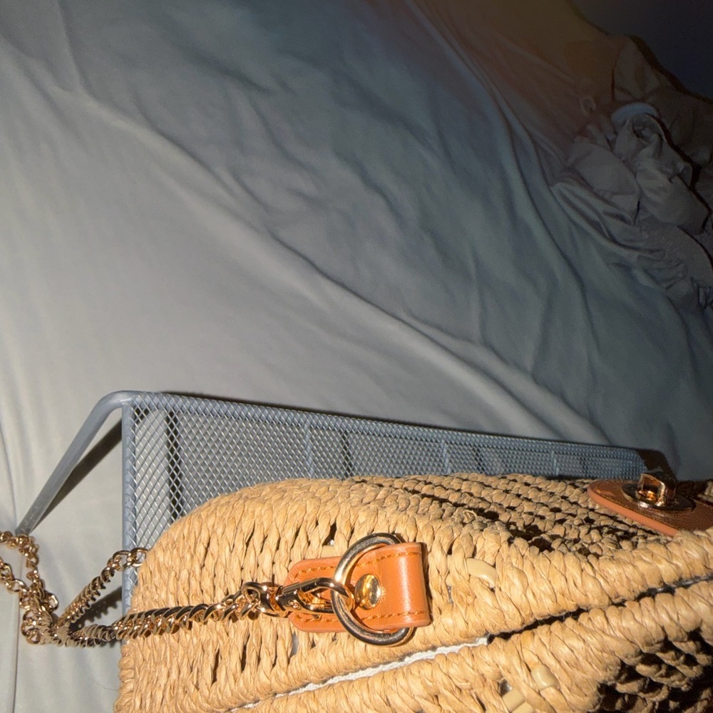 Tommy Bahama Woven Straw Crossbody Bag in Tan with Gold Chain - Picture 4 of 5